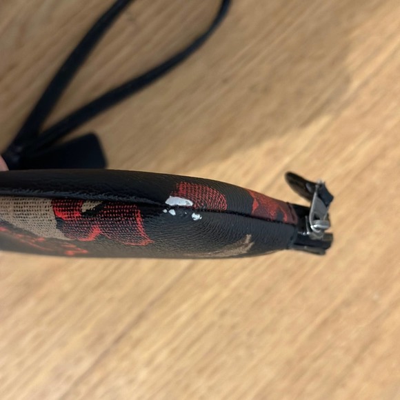 Coach Corner Zip Wristlet in Black And Poppy camo Flowers - Picture 5 of 8